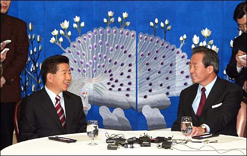 2002년 11월 15일, 단일화 협상 회담에서 마주 앉은 노무현 후보와 정몽준 후보